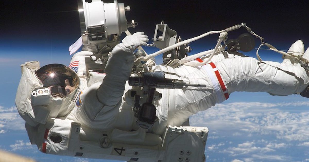 A NASA Psychologist Reveals 3 Mental Health Hacks Astronauts Use In Space