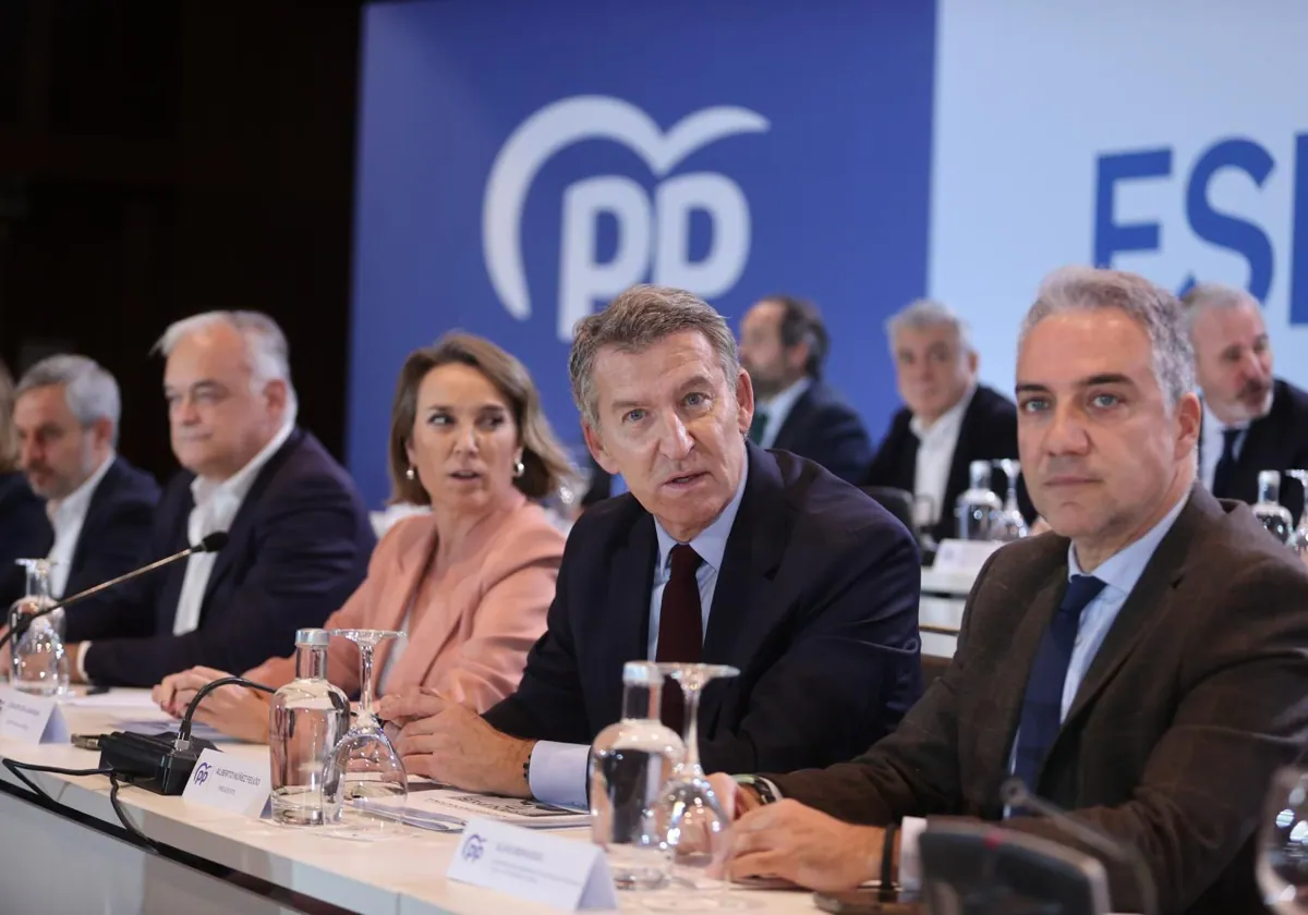 Feijóo ayer en la Junta Directiva Nacional del PP entre Cuca Gamarra y Elías Bendodo