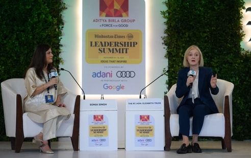 Rt. Hon. Elizabeth Truss in conversation with Sonia Singh, Anchor-Editor, NDTV Dialogues & Visiting Fellow, Cambridge Judge Business School at the Hindustan Times Leadership Summit 2024, in New Delhi.(Deepak Gupta/Hindustan Times)