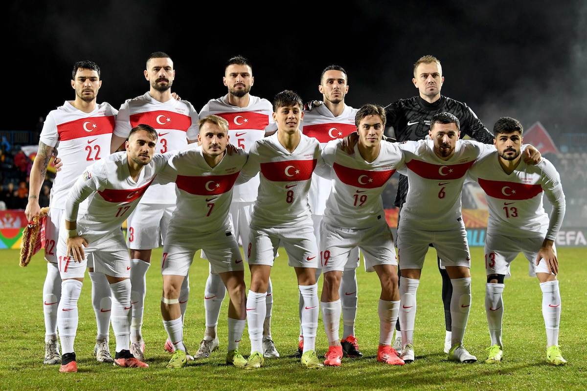 Turkey's players pose for a team photo ahead of the UEFA Nations League League B group 4 football match between Montenegro and Turkey at the City Stadium in Niksic on November 19, 2024. (Photo by SAVO PRELEVIC / AFP)