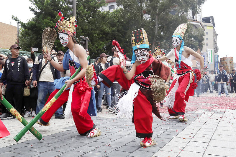 Dancing deities - Taipei Times