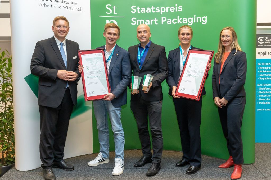 The DS Smith team collecting the Austrian State Prize for Smart Packaging in the B2B category