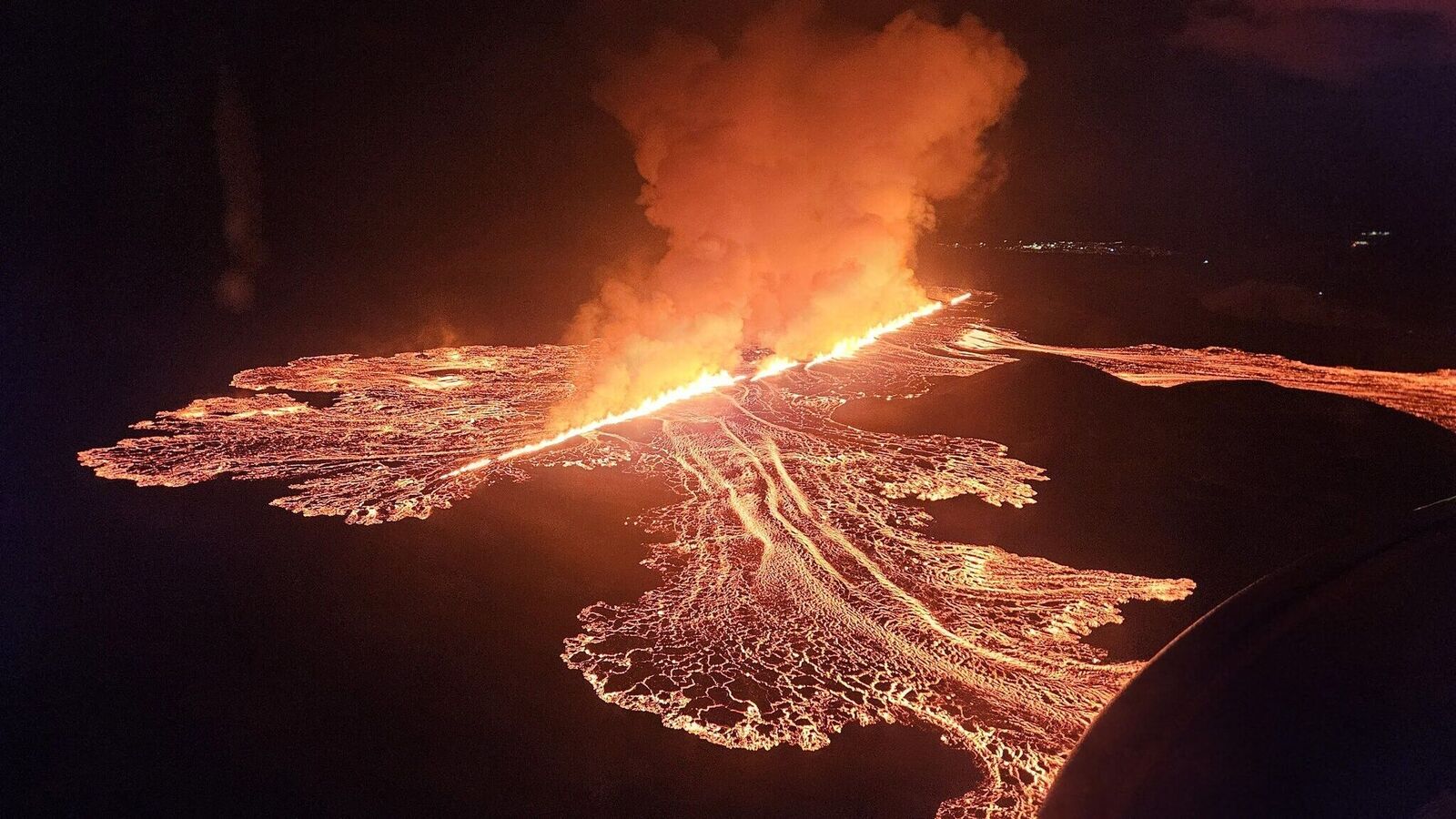 Iceland's volcano near Grindavik suddenly spewed hot lava and smoke into the air on November 20. The Public Defense Department of the State Police Commissioner released an image of the eruption on the Icelandic peninsula of Reykjanes.