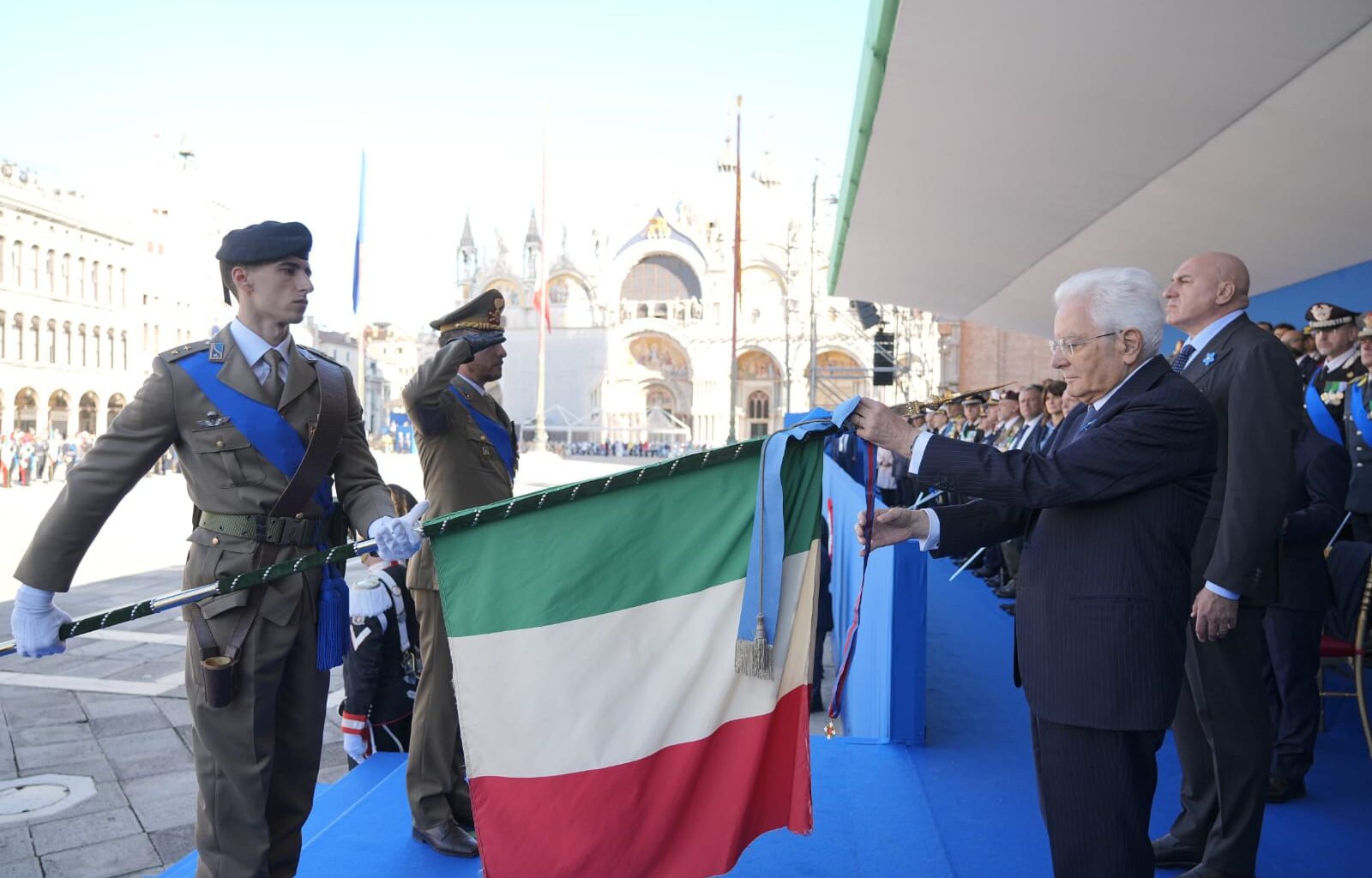 Forze Armate: Sei Bandiere di Guerra Insignite dell'Ordine Militare d'Italia