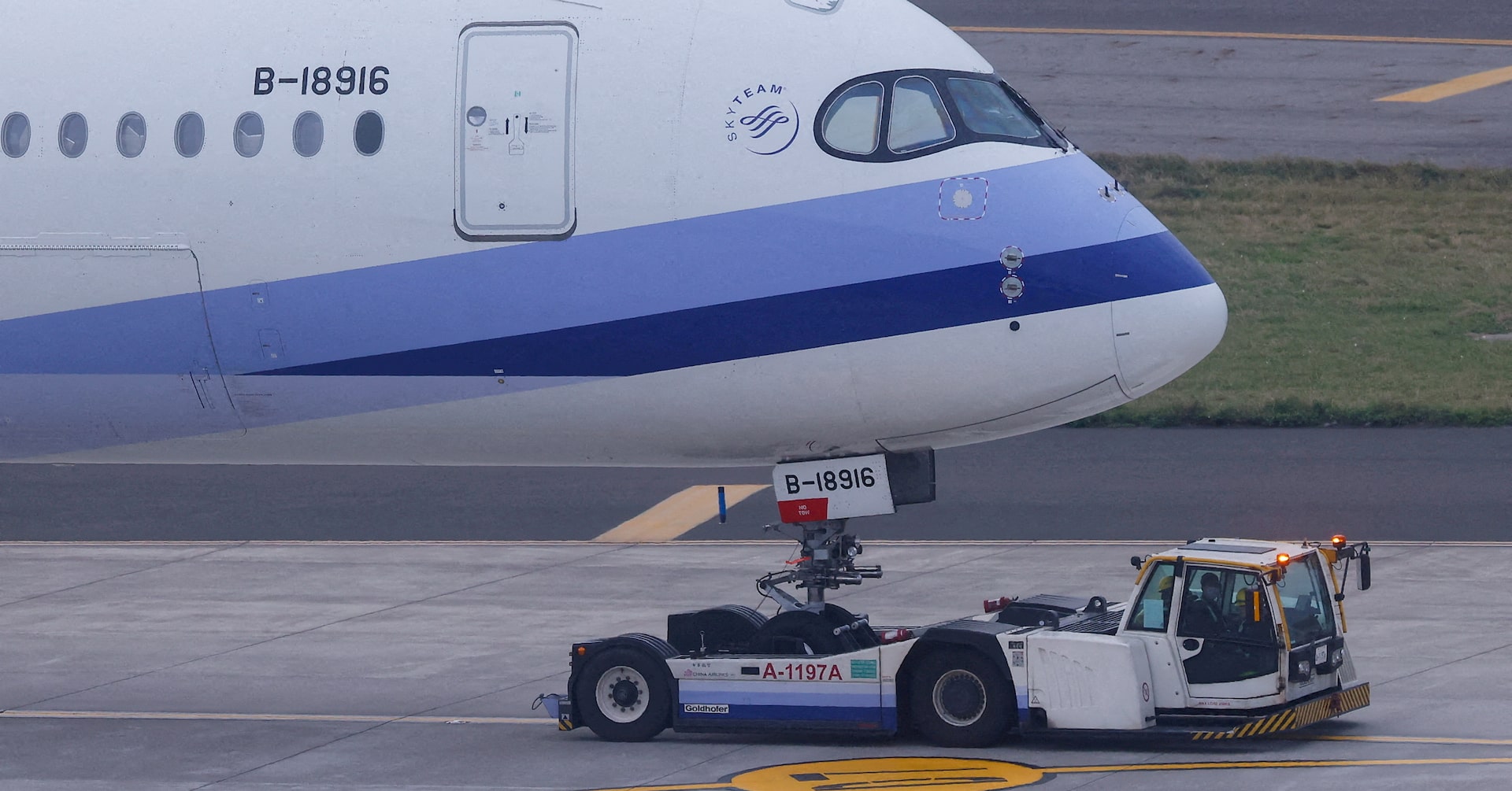 Exclusive: Boeing, Airbus to share Taiwan's China Airlines passenger jet order
