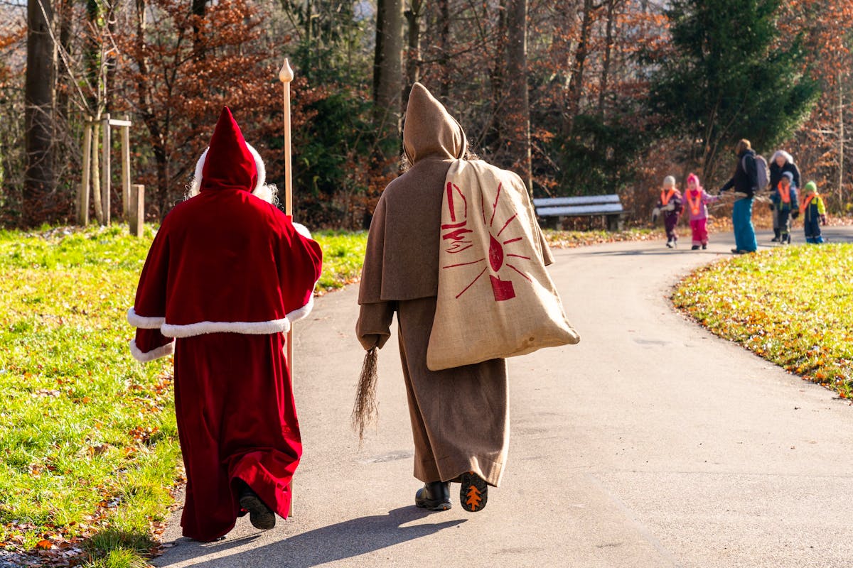 À Berne, il faut s'y prendre un an à l'avance pour se procurer les services d'un saint Nicolas le 6 décembre. À Berne, il faut s'y prendre un an à l'avance pour se procurer les services d'un saint Nicolas le 6 décembre.