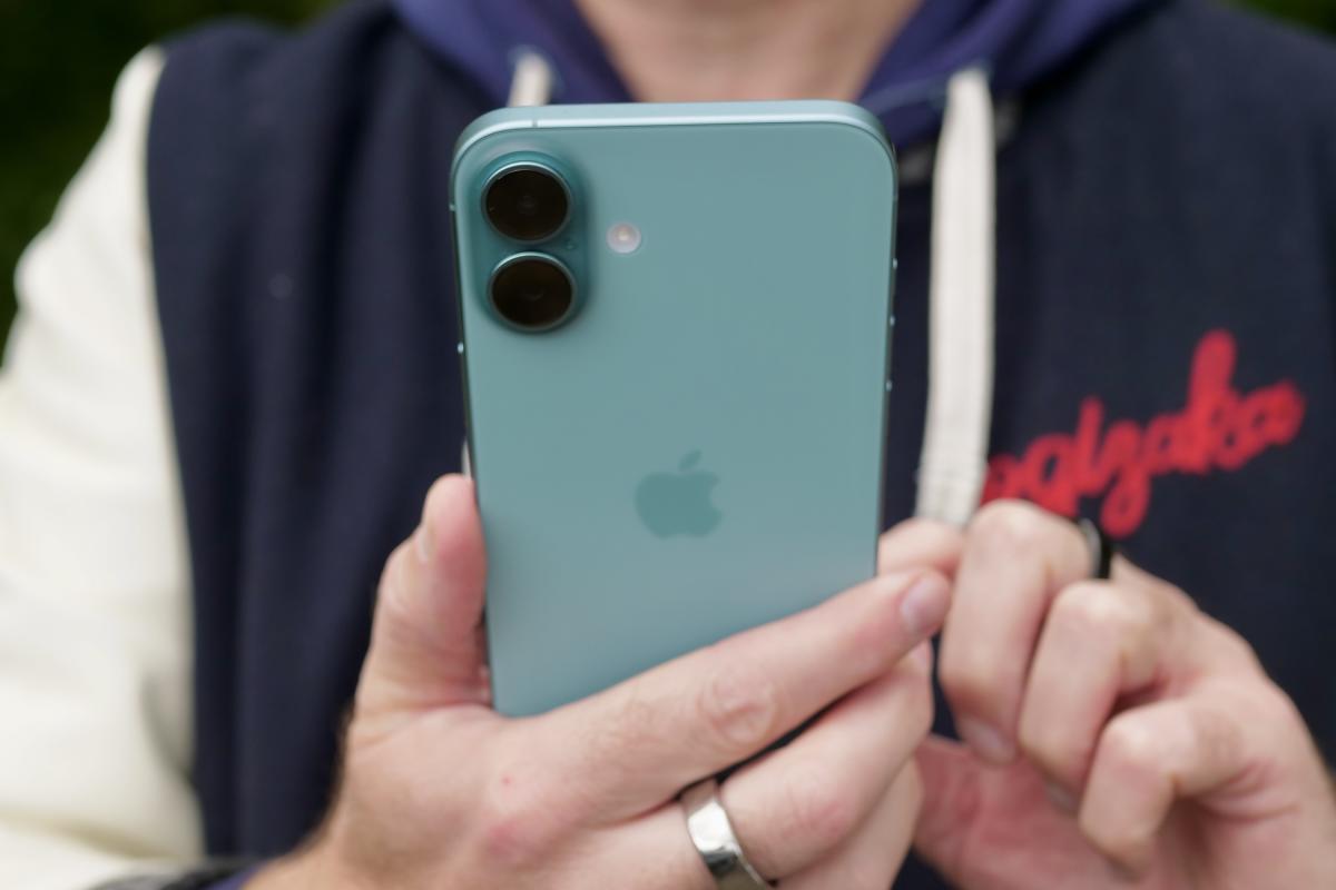 A hidden iOS 18.1 upgrade made it harder to extract data from iPhones