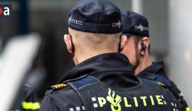 Polícia v Amsterdame zadržala pred radnicou šesť demonštrantov s bielymi plachtami