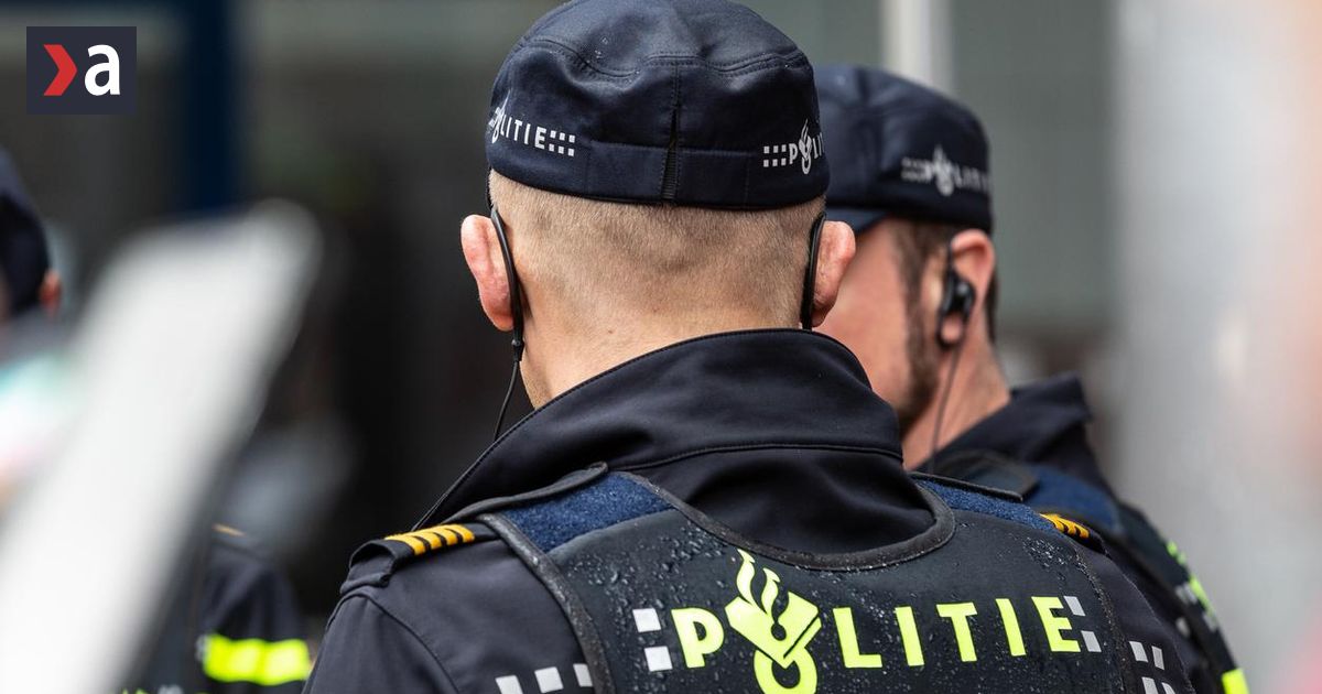 Polícia v Amsterdame zadržala pred radnicou šesť demonštrantov s bielymi plachtami