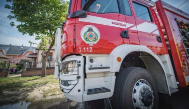 Vízsugárral vágtak faágat a debreceni Derék utcában