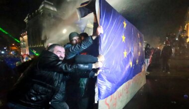 Tausende demonstrieren nach Georgiens Absage an die EU - Politik