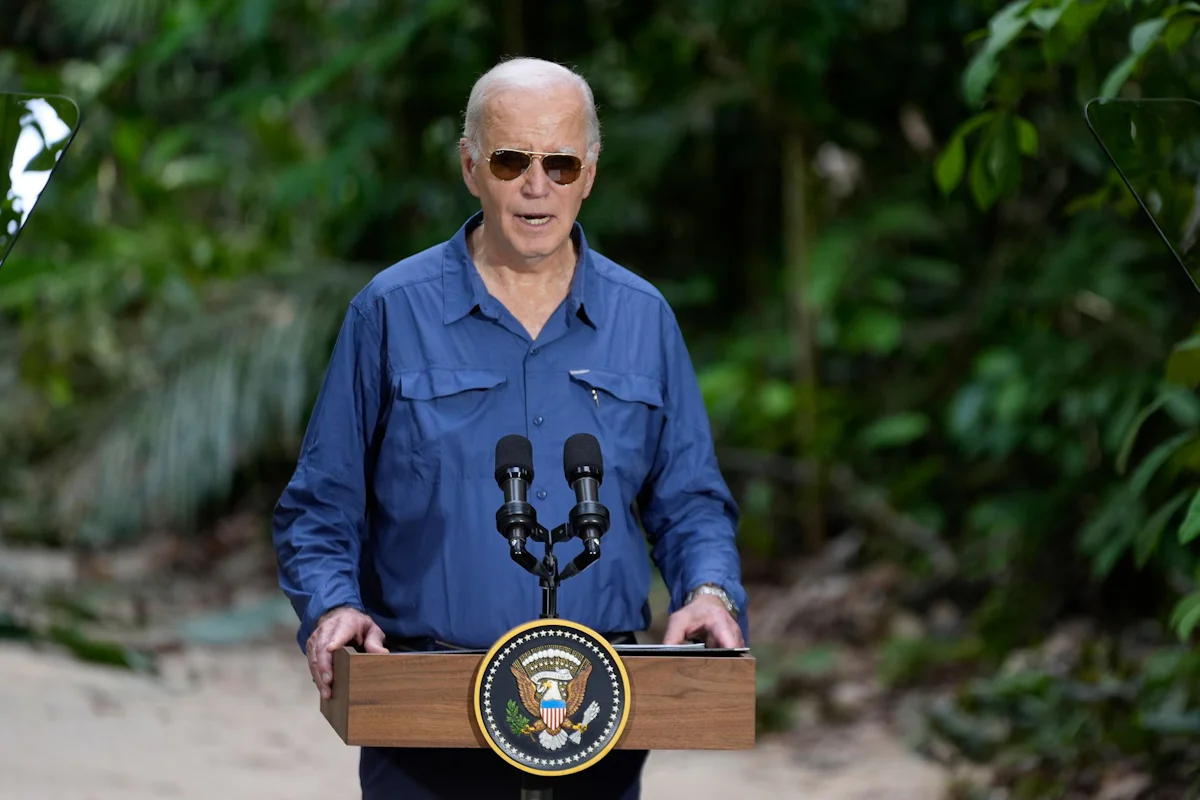 Internationales Gipfeltreffen - Biden überrascht mit Ukraine-Zusage vor G20-Gipfel in Rio - Politik