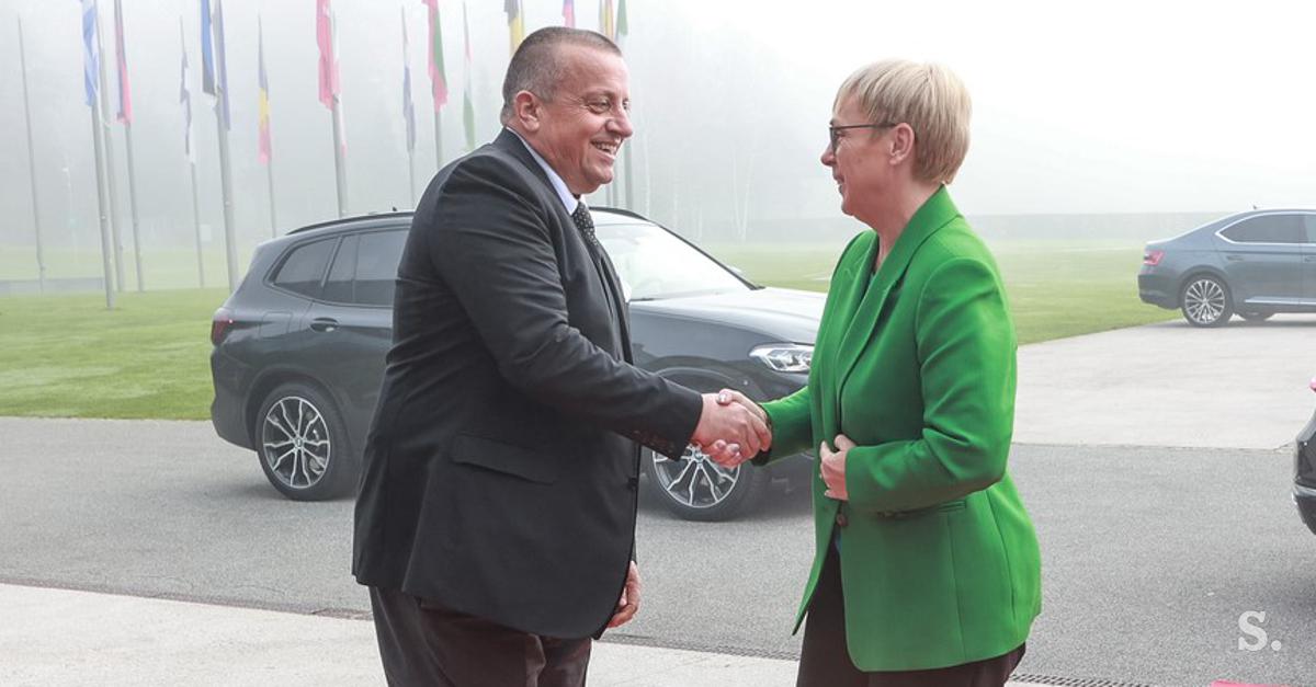 Pirc Musar za predsedniško rezidenco. Pečečnik: Dajte nam zemljo in vam jo zgradimo.