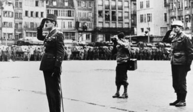 General Philippe Leclerc (L) had sworn to free Alsace from the Nazis (-)