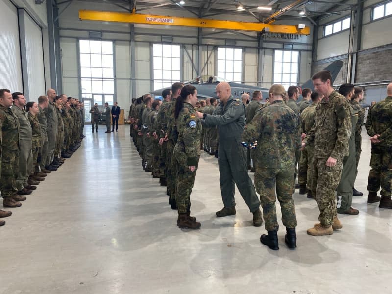 Inspector of the German Air Force Ingo Gerhartz (C) presents badges to soldiers during the handover ceremony for the NATO Air Policing Mission. The German Air Force hands over responsibility for monitoring the airspace over Estonia, Latvia and Lithuania to the Netherlands. Alexander Welscher/dpa