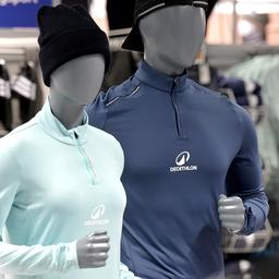 Sportbekleidung des Sportausrüstungsherstellers Decathlon ist auf Schaufensterpuppen dekoriert.