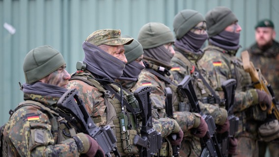Panzergrenadiere stehen während des Besuchs der Bundesministerin der Verteidigung beim Panzergrenadierbataillon 371 in der Erzgebirgskaserne auf dem Hof der Kaserne. Neben einer Präsentation der Leistungsfähigkeit der Panzergrenadiere mit ihren Schützenpanzern Marder will die Ministerin vor allem Gespräche mit den für die Schnelle Eingreiftruppe der Nato (VJTF) eingesetzten Soldaten führen. © picture-alliance / dpa Foto: Robert Michael