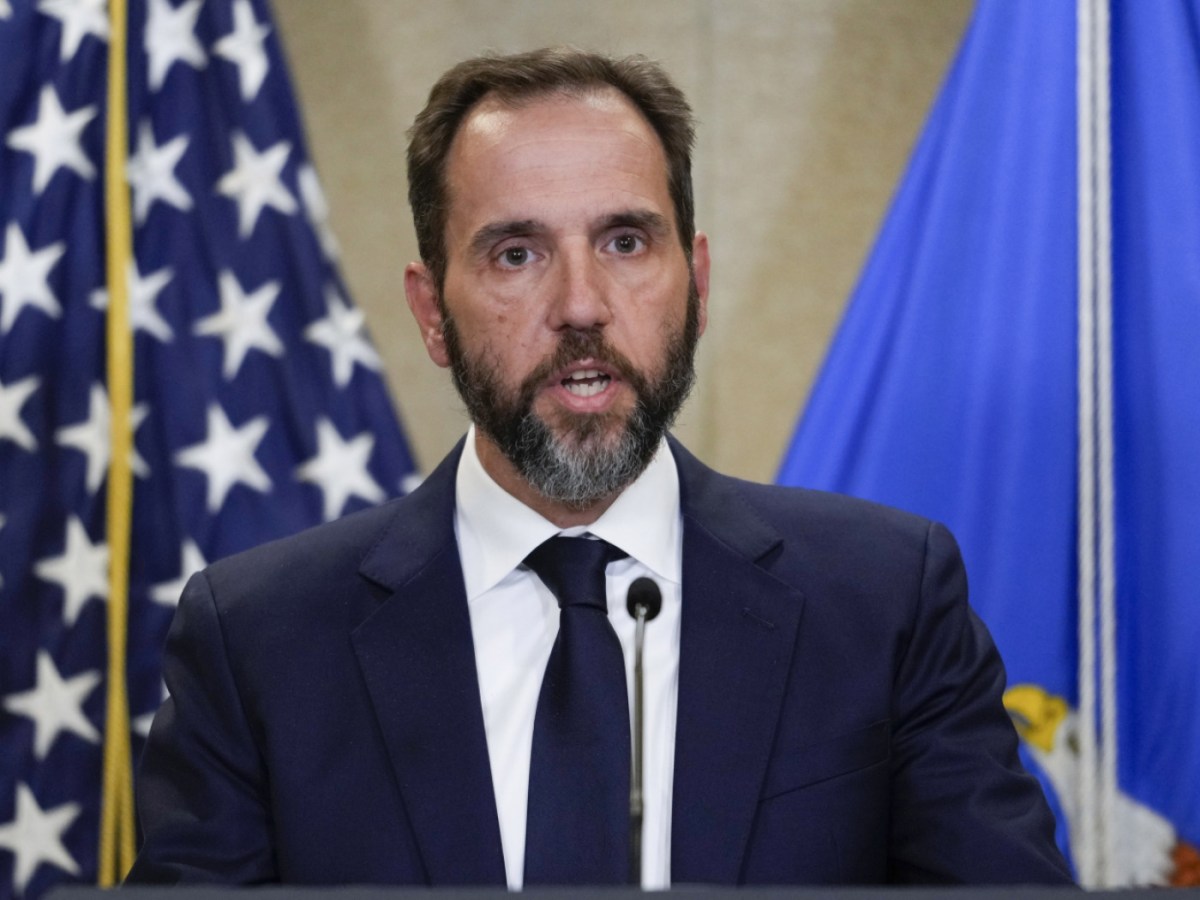 Le procureur spécial recommande l'arrêt des poursuites contre Trump