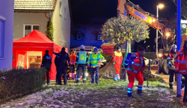 Terwijl mama urenlang liedjes zong, werkten de brandweerlui door: Valentin (2) bevrijd uit meters diepe pijp in Duitsland