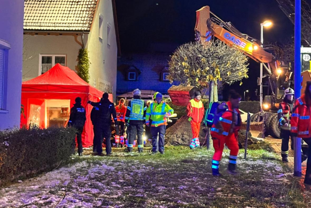 Terwijl mama urenlang liedjes zong, werkten de brandweerlui door: Valentin (2) bevrijd uit meters diepe pijp in Duitsland