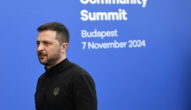 Le président ukrainien Volodymyr Zelensky arrive au sommet de la Communauté politique européenne (CPE), le 7 novembre 2024 à Budapest, en Hongrie (Ferenc ISZA)