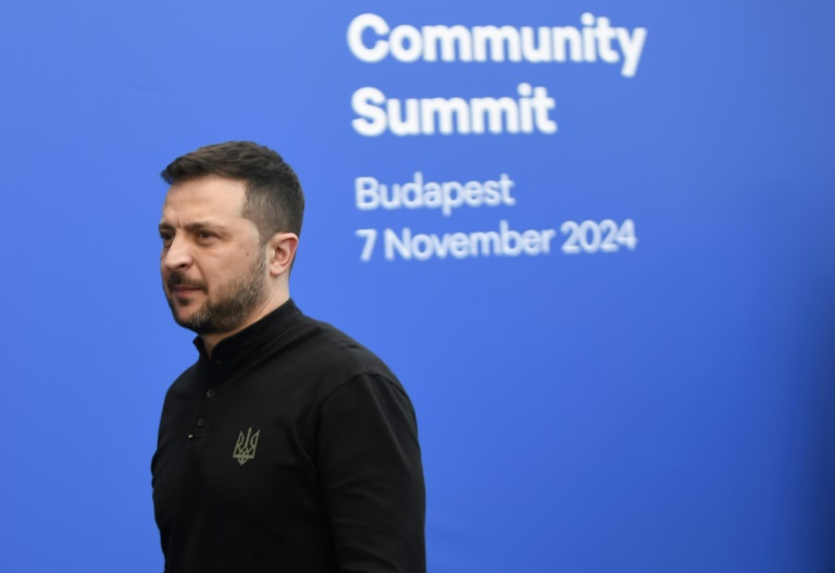 Le président ukrainien Volodymyr Zelensky arrive au sommet de la Communauté politique européenne (CPE), le 7 novembre 2024 à Budapest, en Hongrie (Ferenc ISZA)