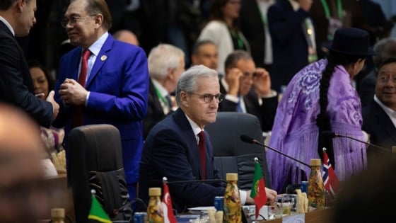 Prime Minister Støre sitting at the G20-table.