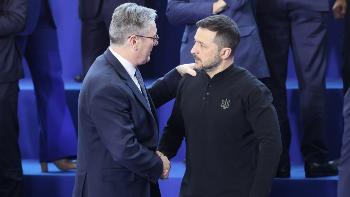 Keirf starmer places his hand on the shoulder of Volodymyr Zelenskyy