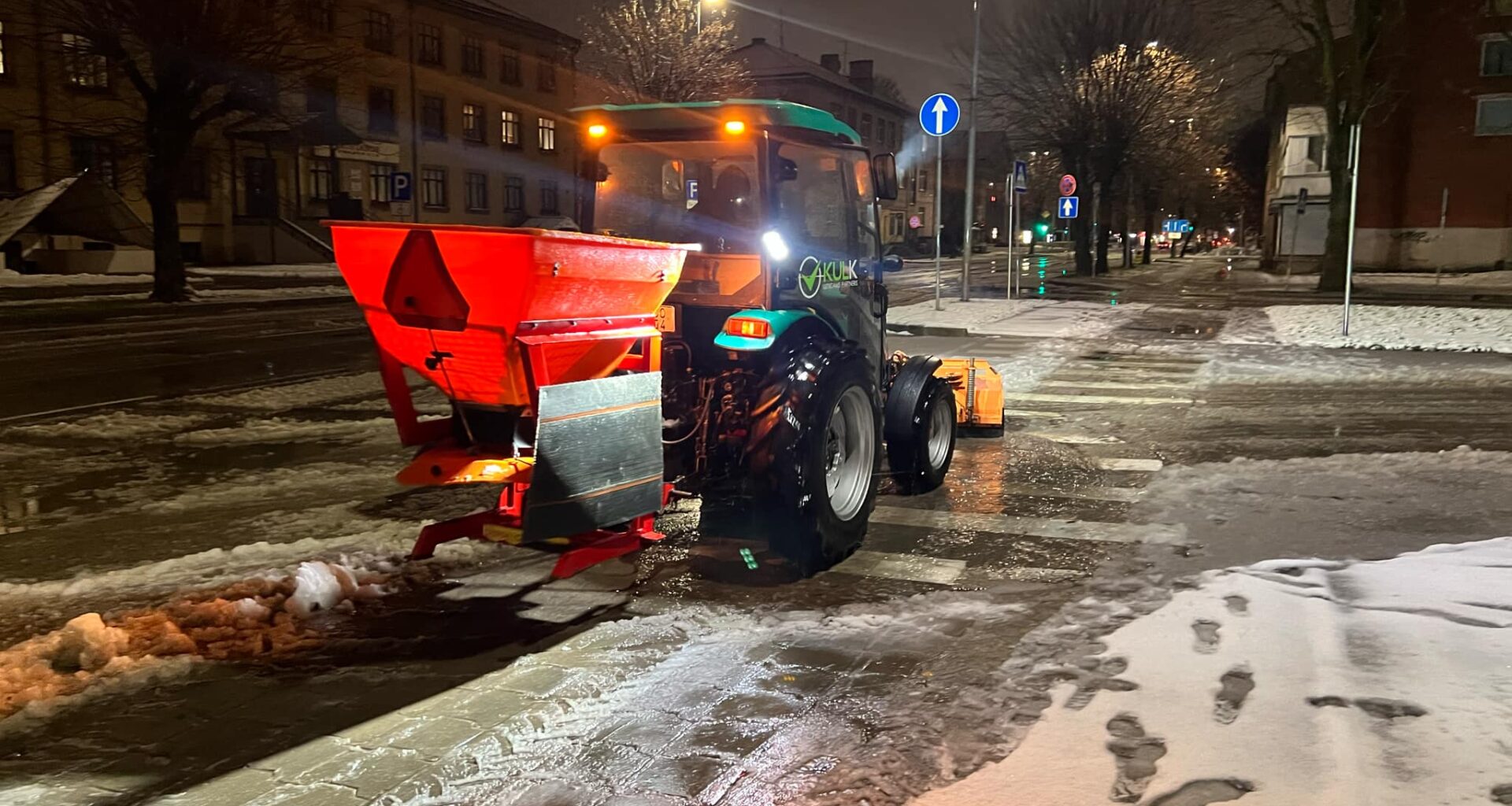 Agri no rīta nokaisītas maģistrālās ielas, turpinās ietvju tīrīšana