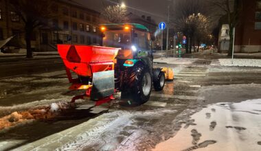 Agri no rīta nokaisītas maģistrālās ielas, turpinās ietvju tīrīšana