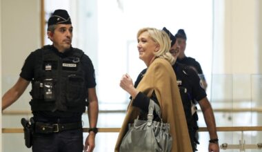 De la prison ferme requise contre Marine Le Pen dans l'affaire des emplois fictifs au Parlement européen - rts.ch
