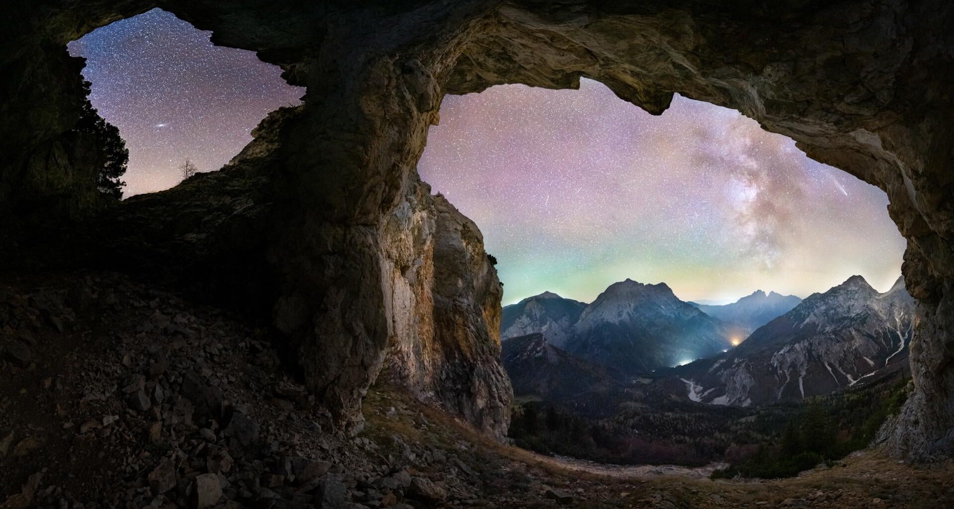 Ein Panorama Foto vom Gesäuse, mit zwei Galaxien und dem Kometen