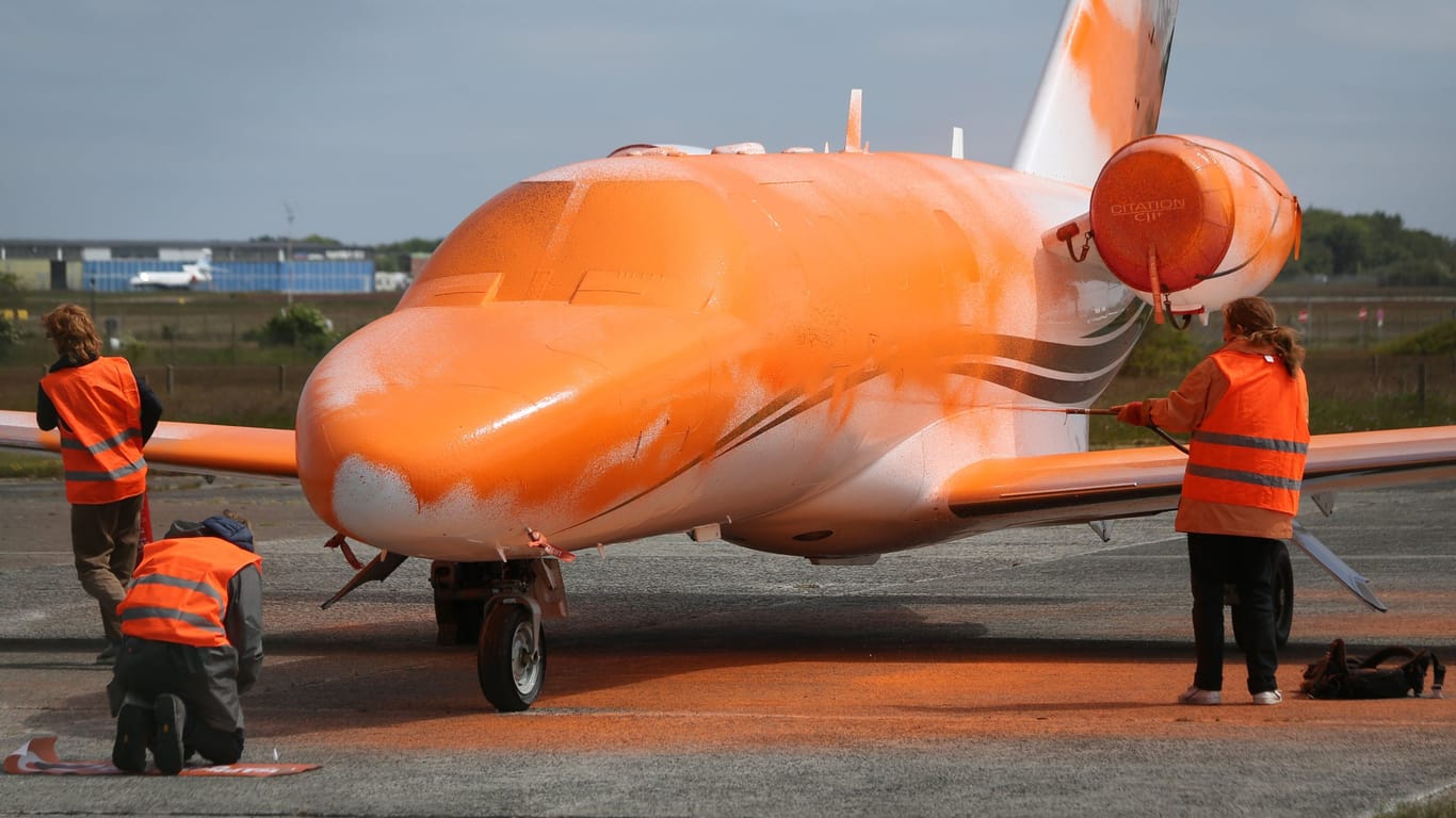 Klimaaktivisten am Flughafen: Auf Sylt beschmierten sie einen Privatjet. Klimaaktivisten am Flughafen: Auf Sylt beschmierten sie einen Privatjet.