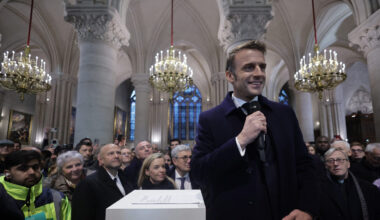 Macron a eu son discours dans N.-D. de Paris et son geste contemporain (moche)