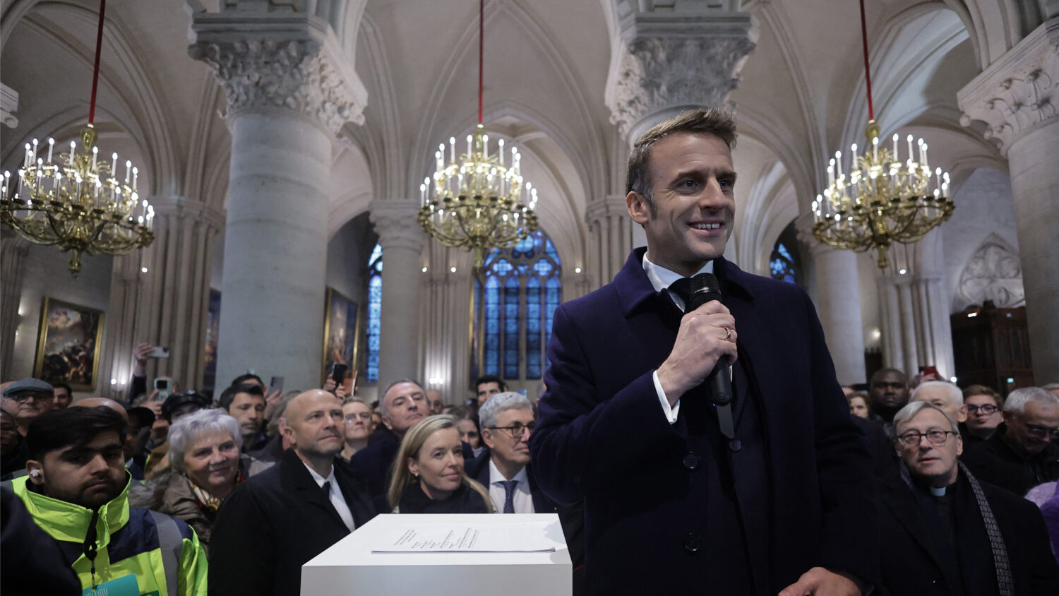 Macron a eu son discours dans N.-D. de Paris et son geste contemporain (moche)
