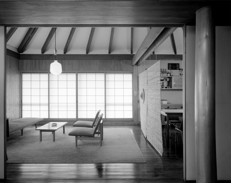 Overprovision: Exploring Purposefully Wasteful Spaces in Residential Design - Image 6 of 17
