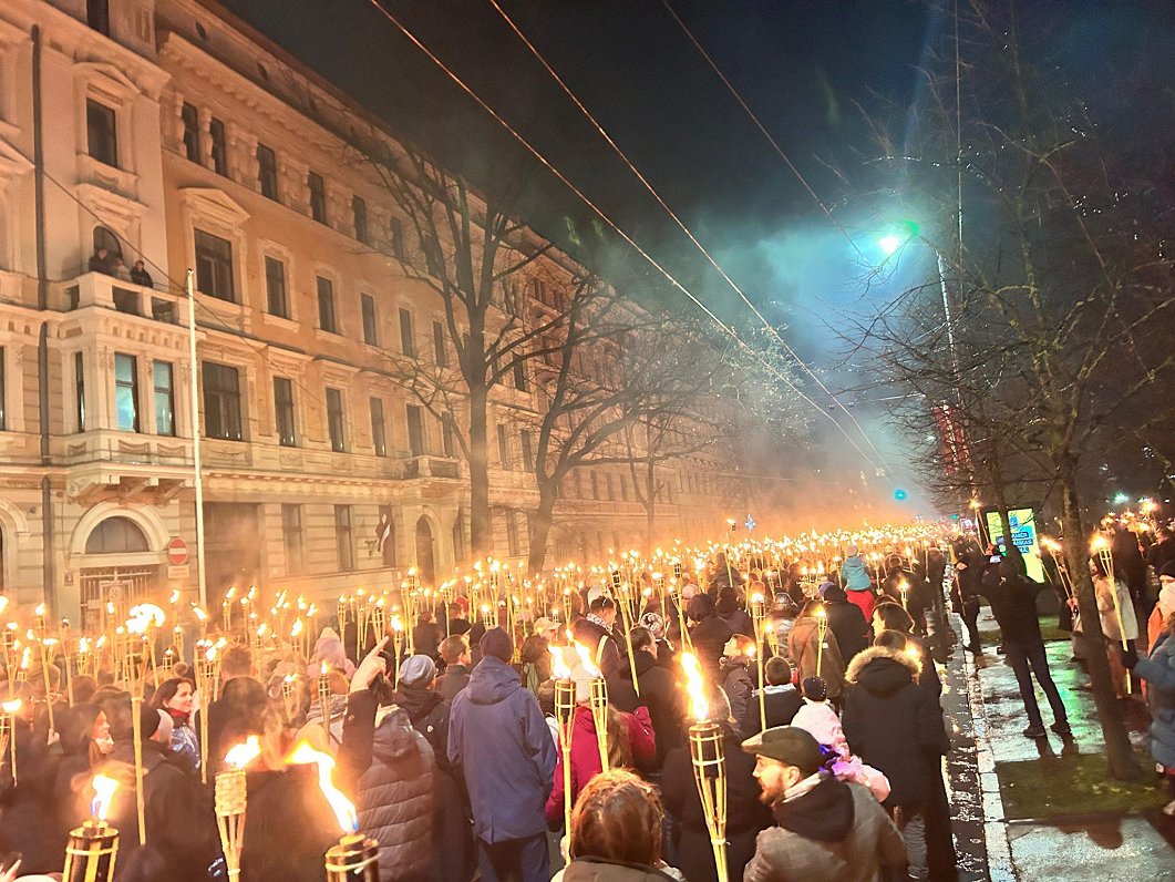 Rīgā svinīgi aizvadīts tradicionālais lāpu gājiens / Raksts