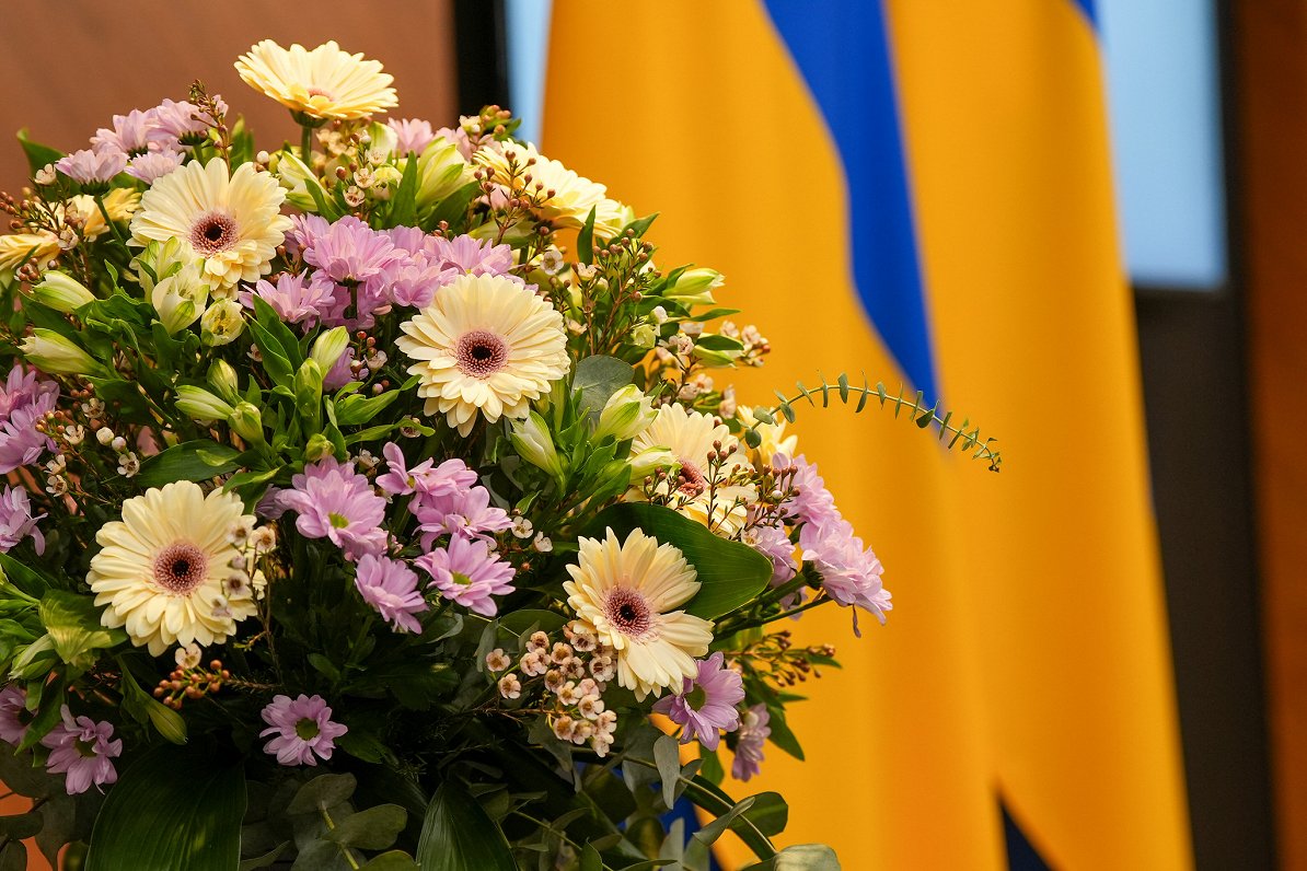 Flowers with Ukrainian flag at Latvian Saeima
