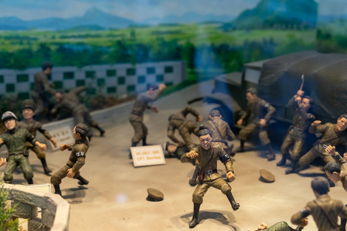 Exhibit seen during President Rinkēvičs visit to demilitarised zone in Korea