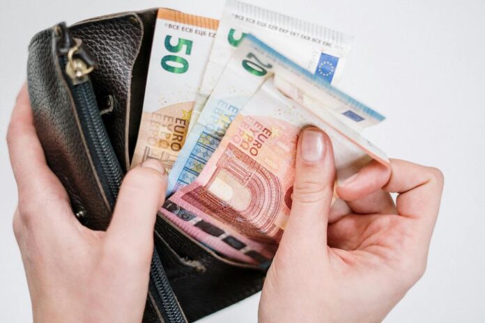 Survey: some Latvians take out loans to pay bills