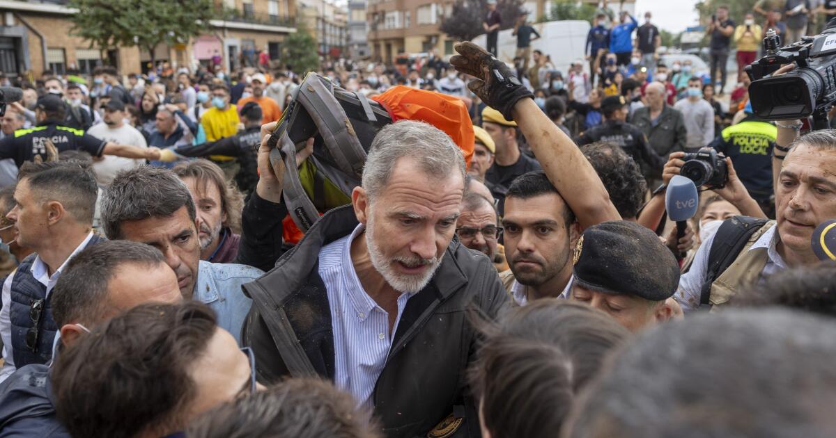 Rey de España se mantuvo firme ante aluvión de lodo. ¿Qué significa este momento para su reinado?