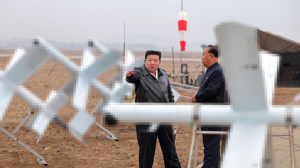 Nordkorea: Die Aufnahme wurde von der staatlichen nordkoreanischen Nachrichtenagentur KCNA zur Verfügung gestellt und soll Kim Jong Un vor einem Drohnentest zeigen. Der Inhalt des Fotos kann nicht unabhängig überprüft werden.