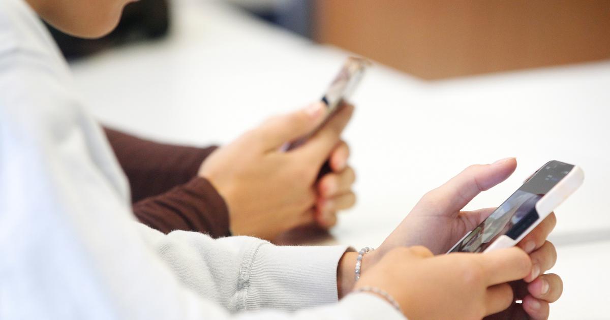 Près d'une personne sur deux dépendante à son smartphone en Suisse, selon un sondage - rts.ch