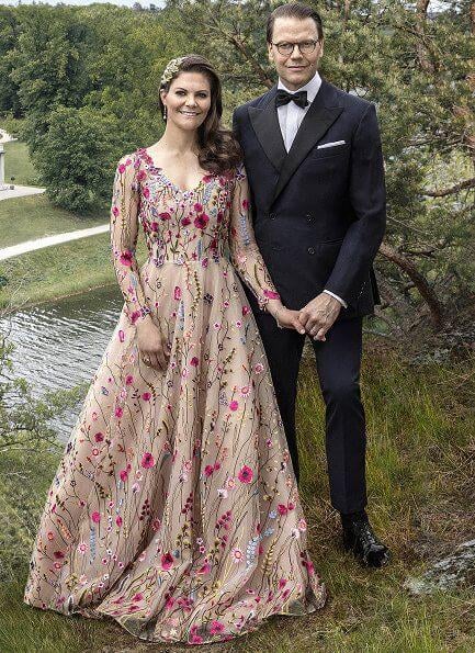 Love Victoria’s Dress in This Pic of Her and Daniel from 2020
