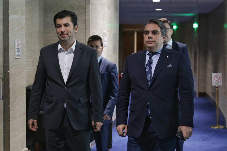 "Продължаваме Промяната" следи внимателно преговорите между ГЕРБ-СДС и "Демократична България", но не участва в тях, каза Кирил Петков