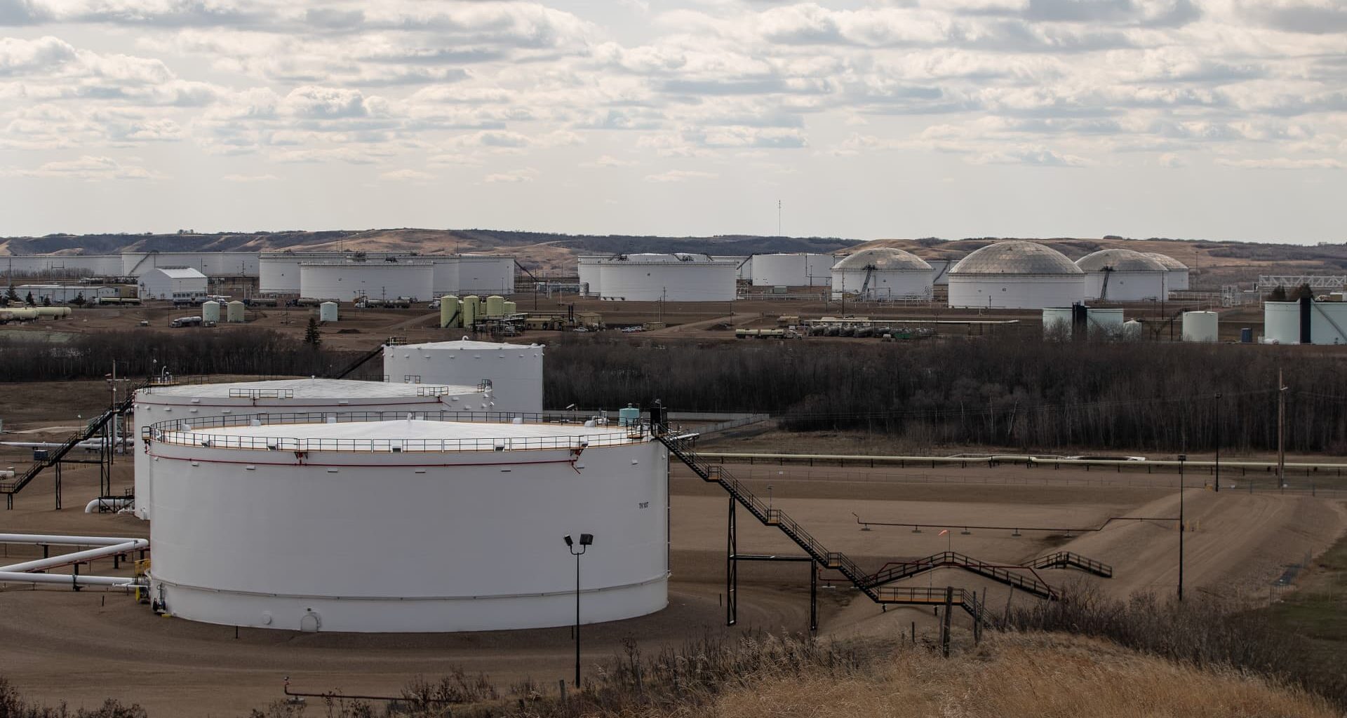 Oil prices ease, but geopolitical risk and China policy stance check losses
