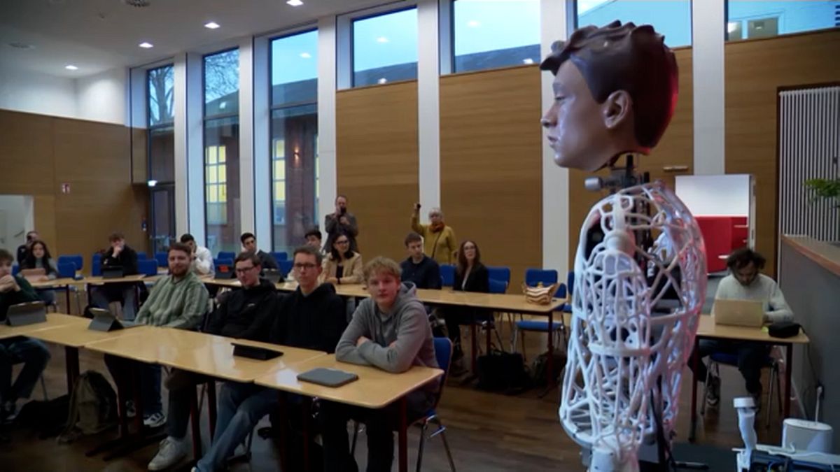 Video. Watch: AI-powered robot teaches German students