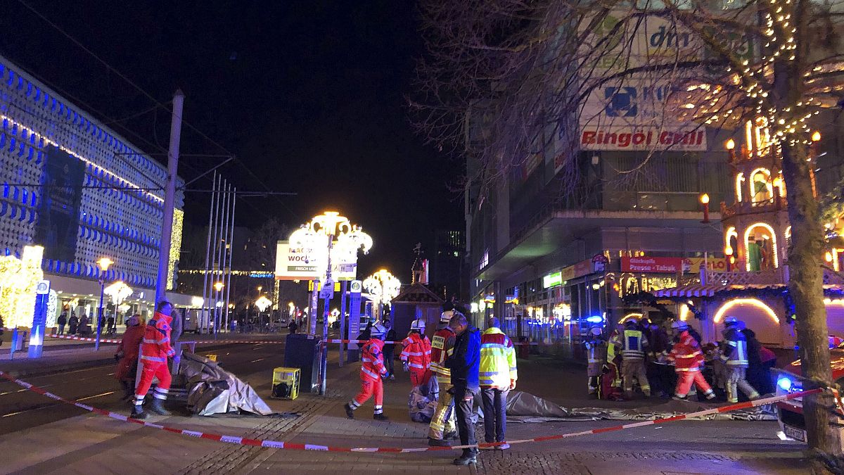 Autó hajtott a tömegbe a magdeburgi karácsonyi vásáron, legalább ketten meghaltak