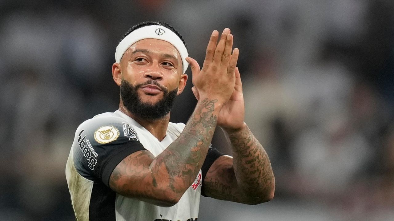 Depay changes fortunes for Corinthians and becomes the most popular player in Brazil