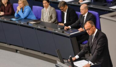 Ukraine: Merz kritisiert Baerbocks Aussagen zu möglichem Friedenseinsatz